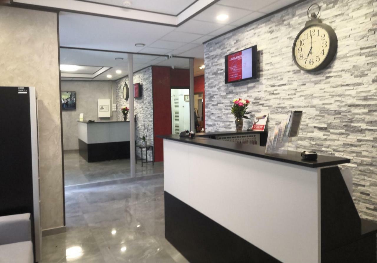 Hotel Moderne Saint-Denis  Bagian luar foto